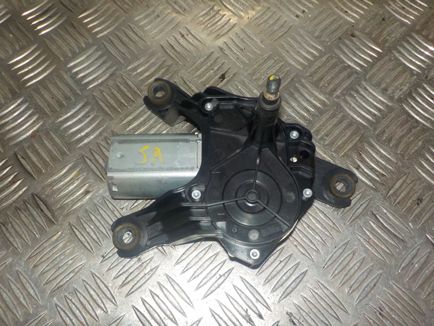 Dacia Logan Bagrudevisker Motor Med OEM Nr. 53029412 Fra Dacia Ophugger