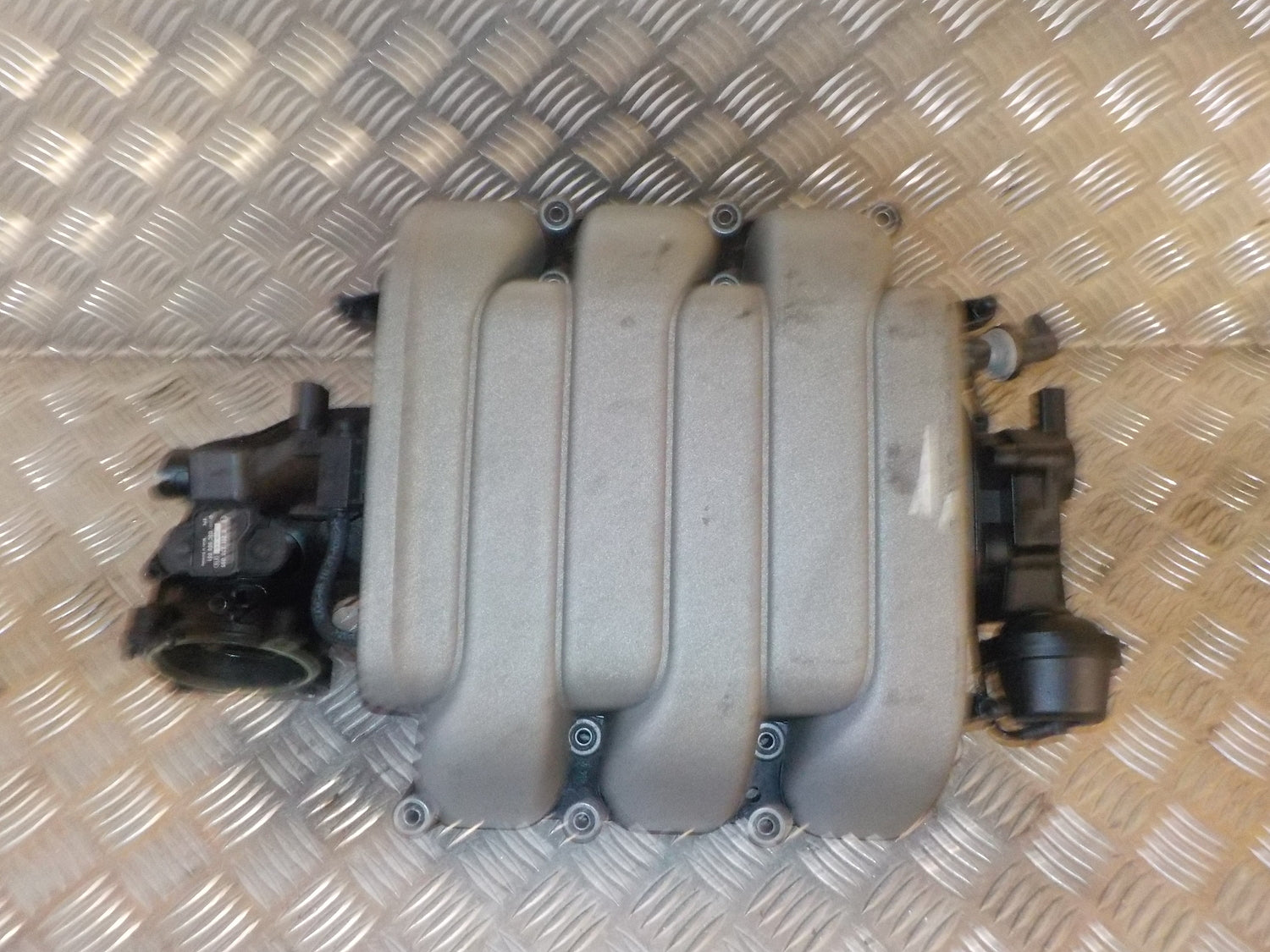 Audi A5 Manifold Ind Med OEM Nr. 8599201 Fra Audi Ophugger