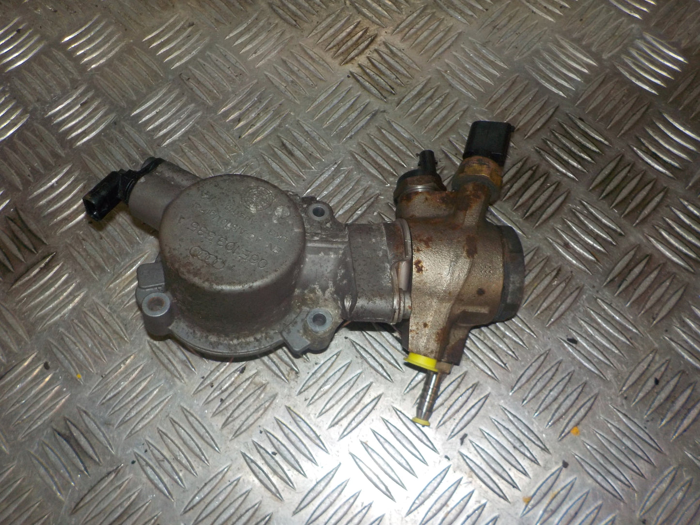 Audi A5 Højtrykspumpe Med OEM Nr. 06E103535A Fra Audi Ophugger