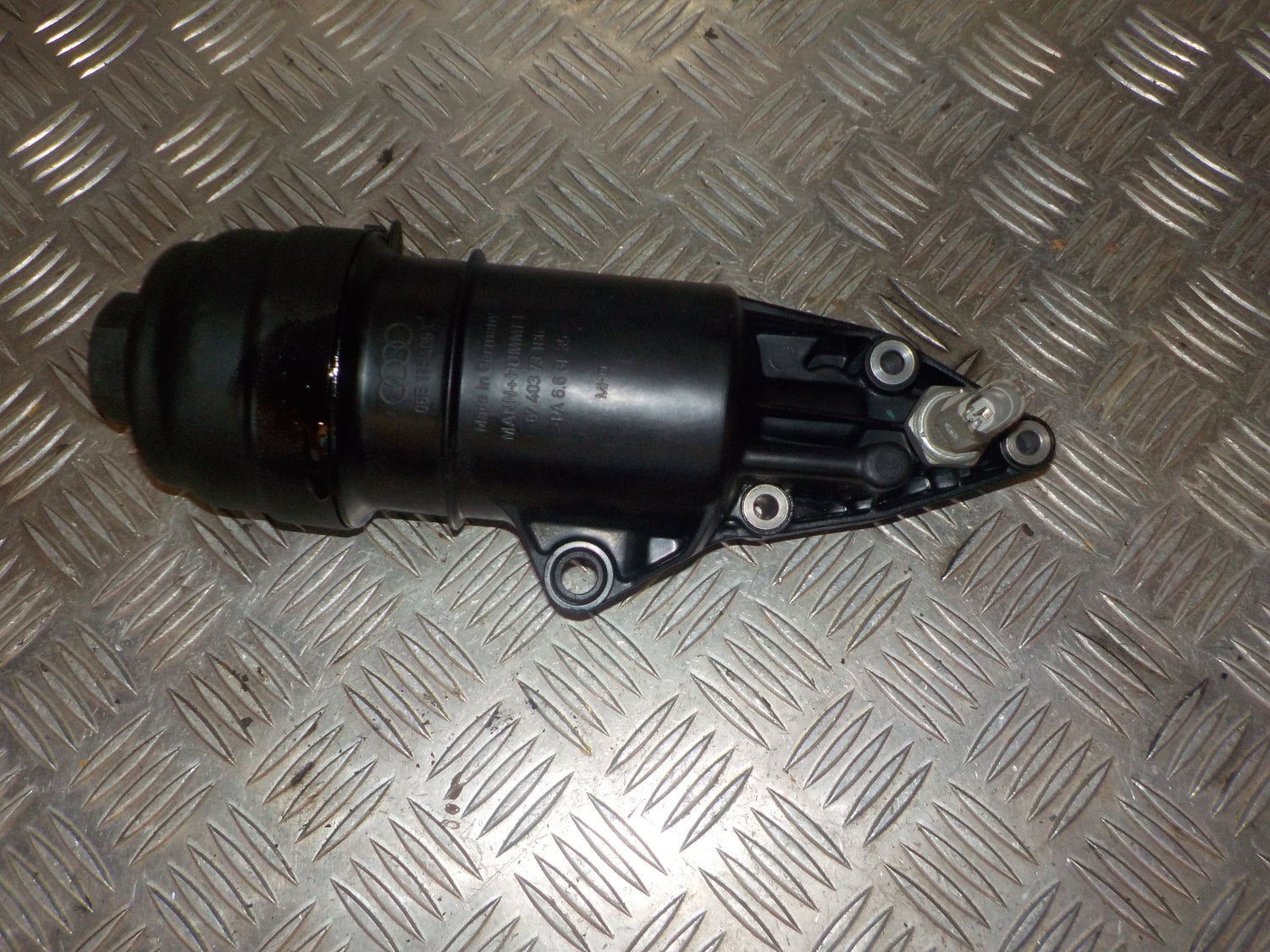 Audi A5 Oliefilterkonsol Med OEM Nr. 06E115405C Fra Audi Ophugger