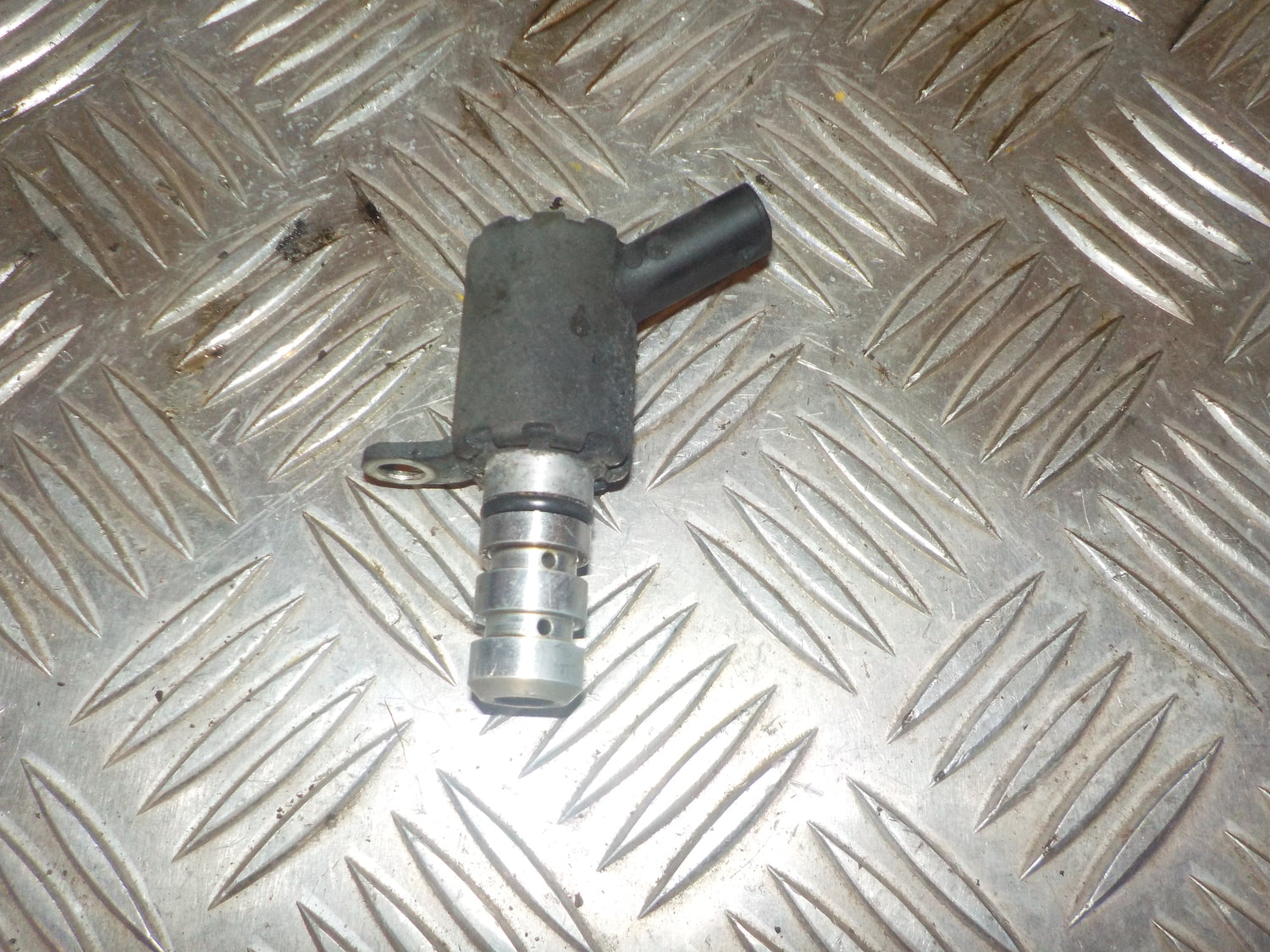 Audi A5 Olietrykskontakt Med OEM Nr. 06E115243E Fra Audi Ophugger