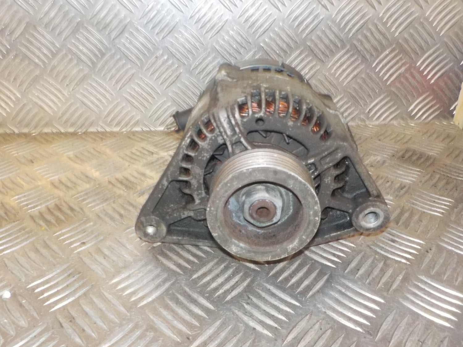 Nissan Primera P11 Generator Med OEM Nr. 231002F201 Fra Nissan Ophugger