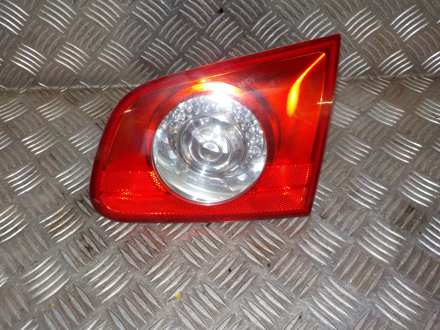 VW Passat 3C Baglygte Med OEM Nr. 3C9945094 Fra VW Ophugger