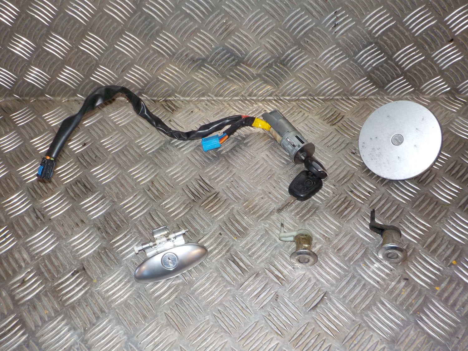 Peugeot 206 Låsesæt  Med OEM Nr. 4162EW Fra Peugeot Ophugger