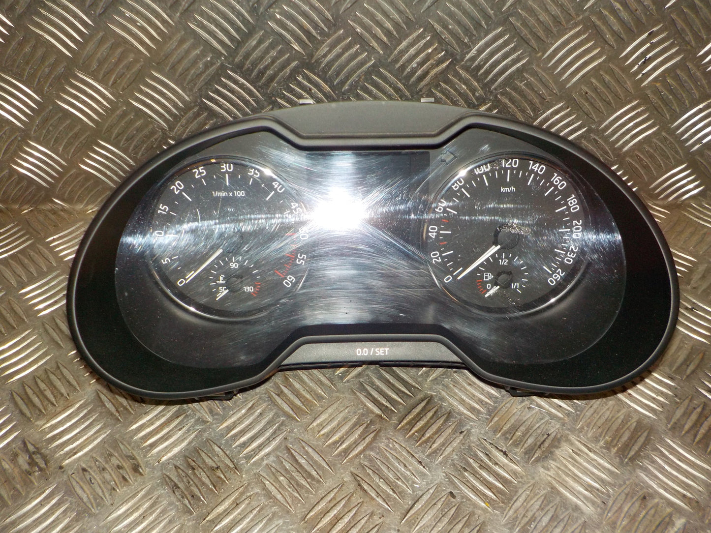 Skoda Octavia Speedometer - Instrument Med OEM Nr. 5E0920741B Fra Skoda Ophugger