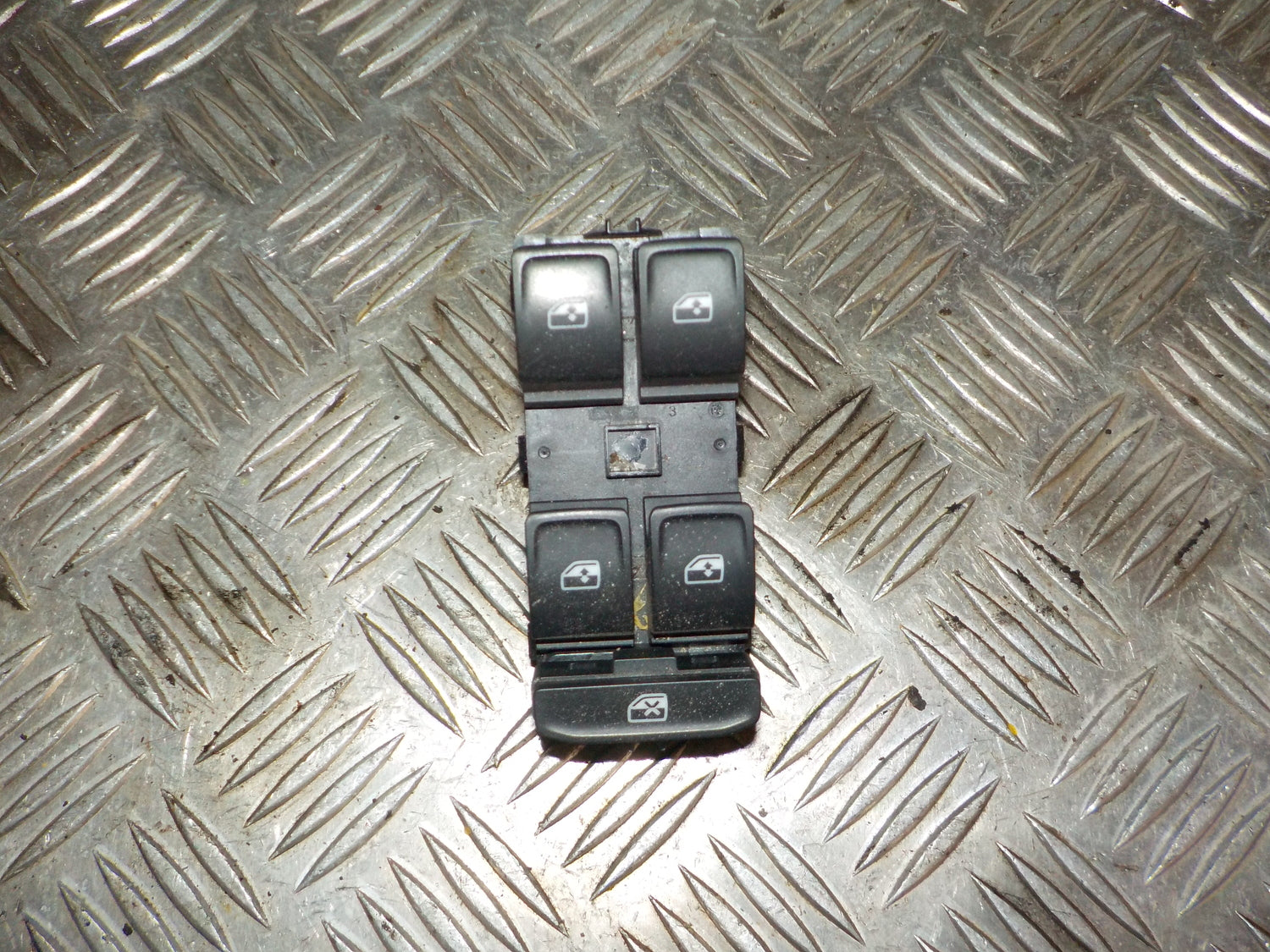 Skoda Octavia Kontakt Rudehejs Med OEM Nr. 5E0959857A Fra Skoda Ophugger