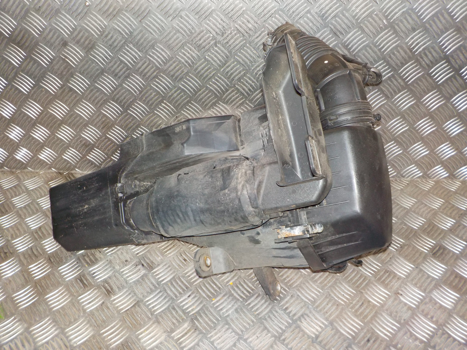 Kia Rio Ub Luftfilterkasse  Med OEM Nr. 281101W000 Fra Kia Ophugger