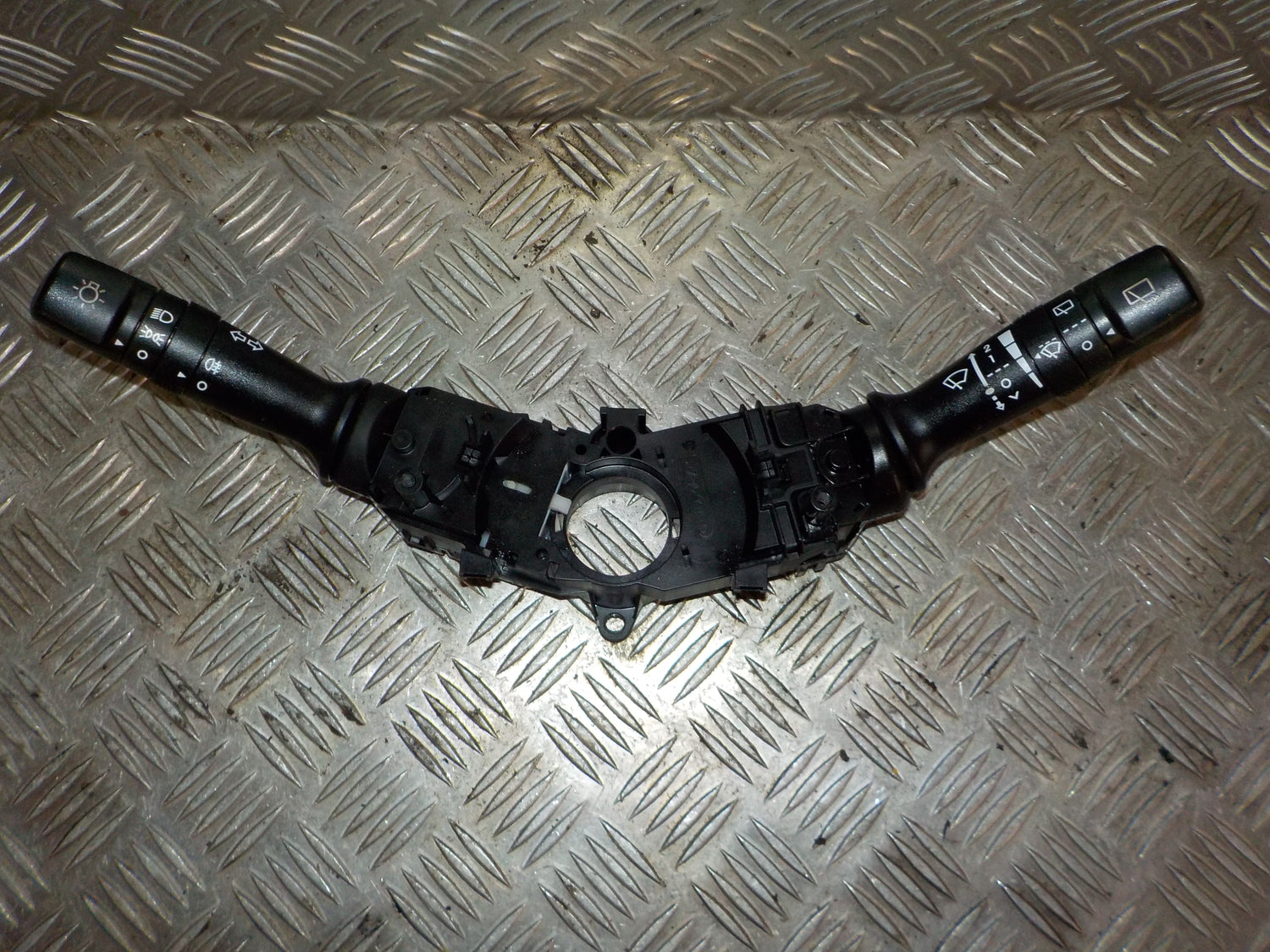 Kia Rio Ub Kontakt Combi Med OEM Nr. 934102V520 Fra Kia Ophugger