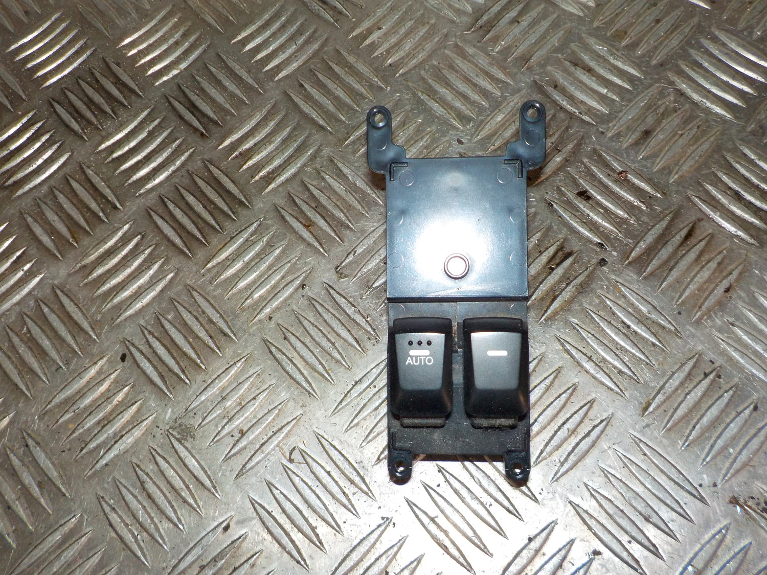 Kia Rio Ub Kontakt Rudehejs Med OEM Nr. 935701W000 Fra Kia Ophugger