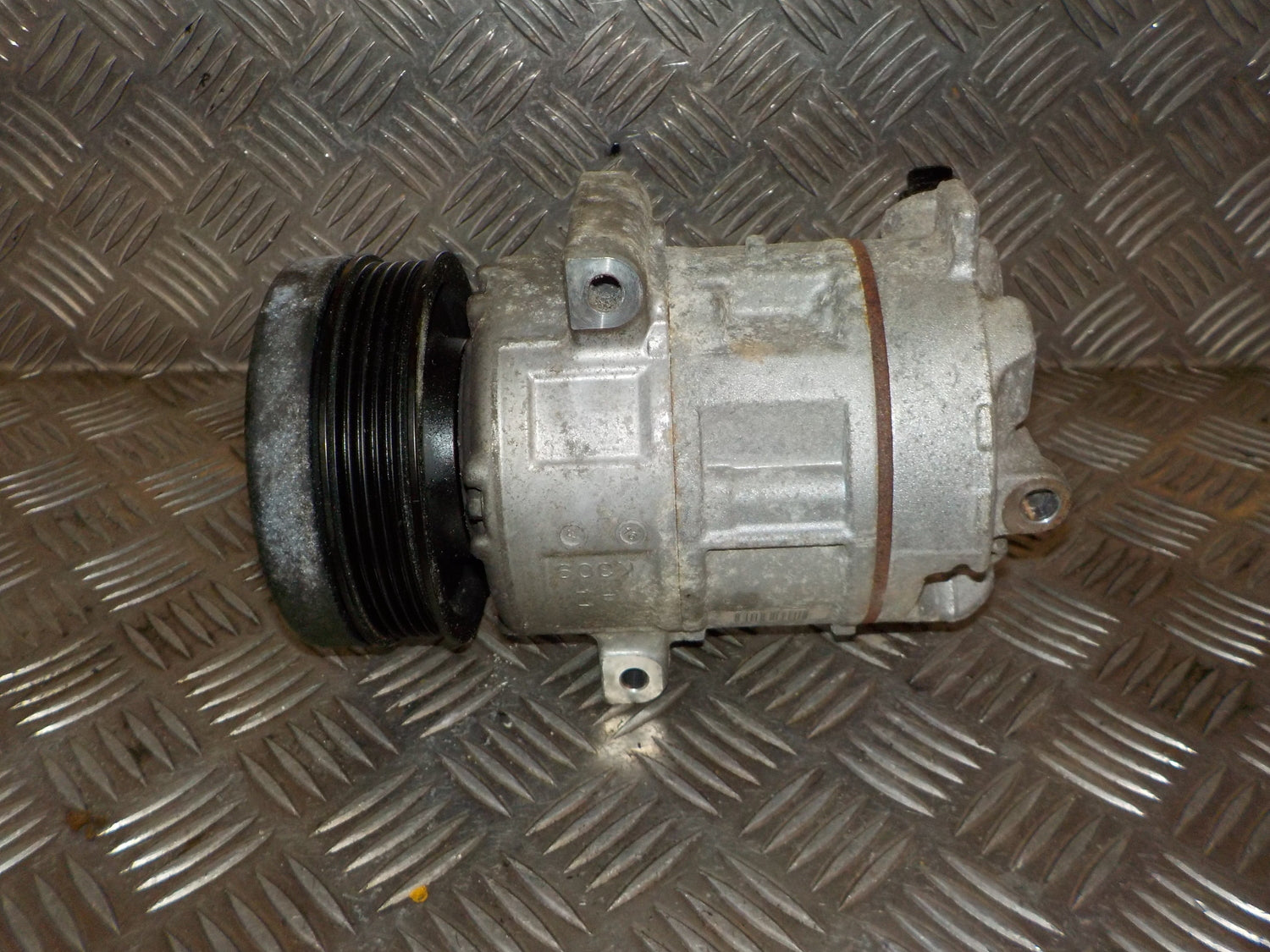 Opel Corsa D Aircondition Pumpe Med OEM Nr. 55701200 Fra Opel Ophugger