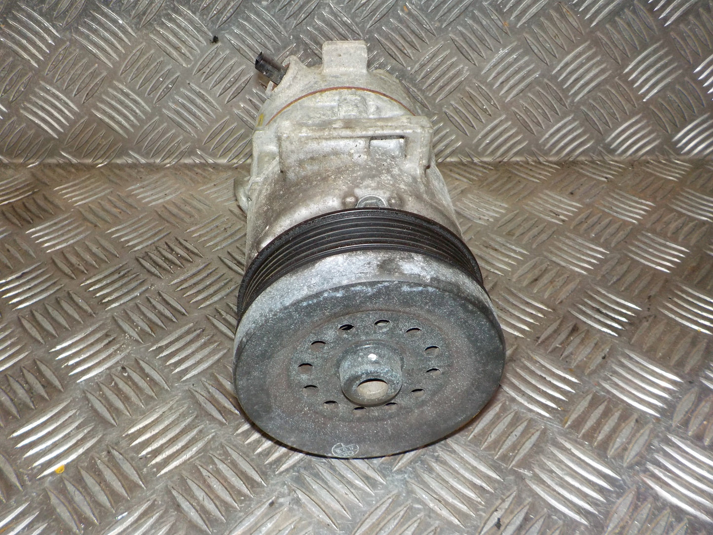 Opel Corsa D Aircondition Pumpe Med OEM Nr. 55701200 Fra Opel Ophugger