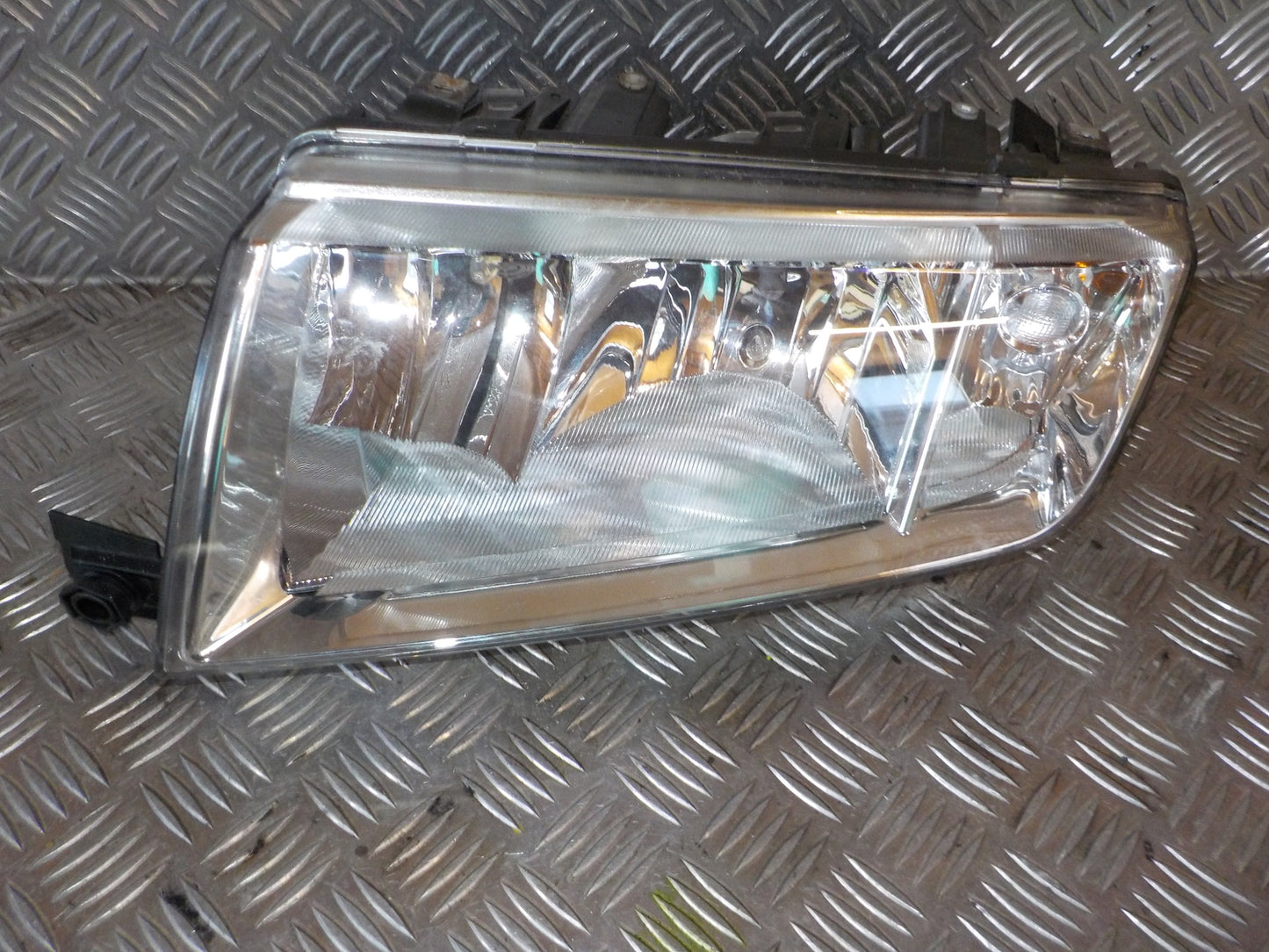 Skoda Fabia Forlygte Med OEM Nr. 1EB246018 Fra Skoda Ophugger