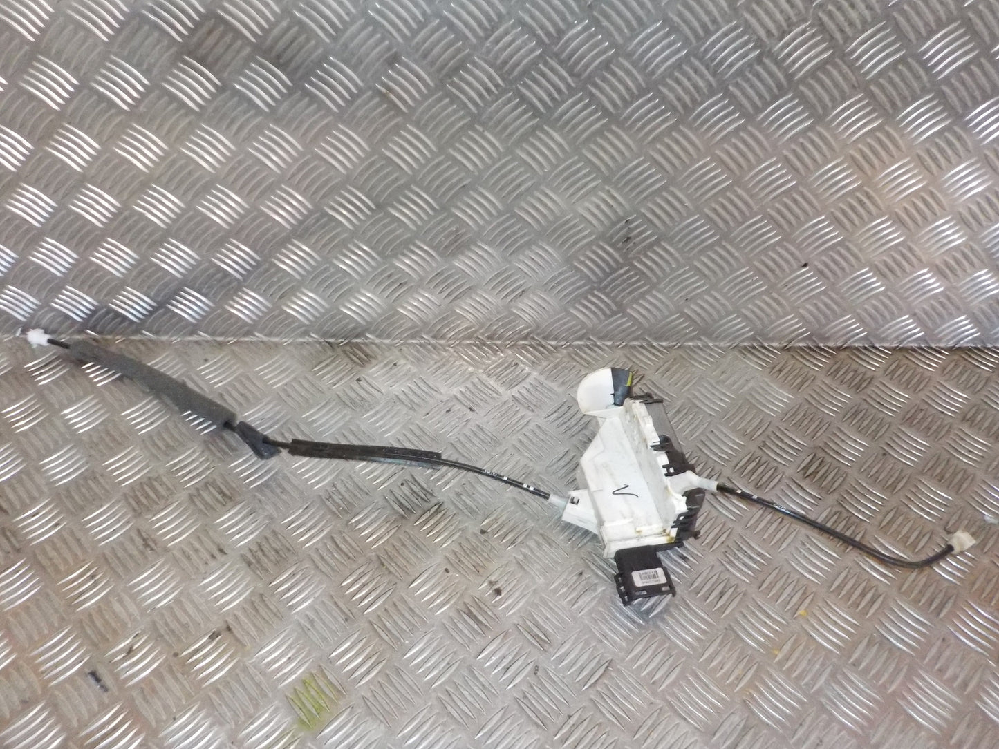 Citroen Berlingo Dørlås Med OEM Nr. 9135EG Fra Citroen Ophugger