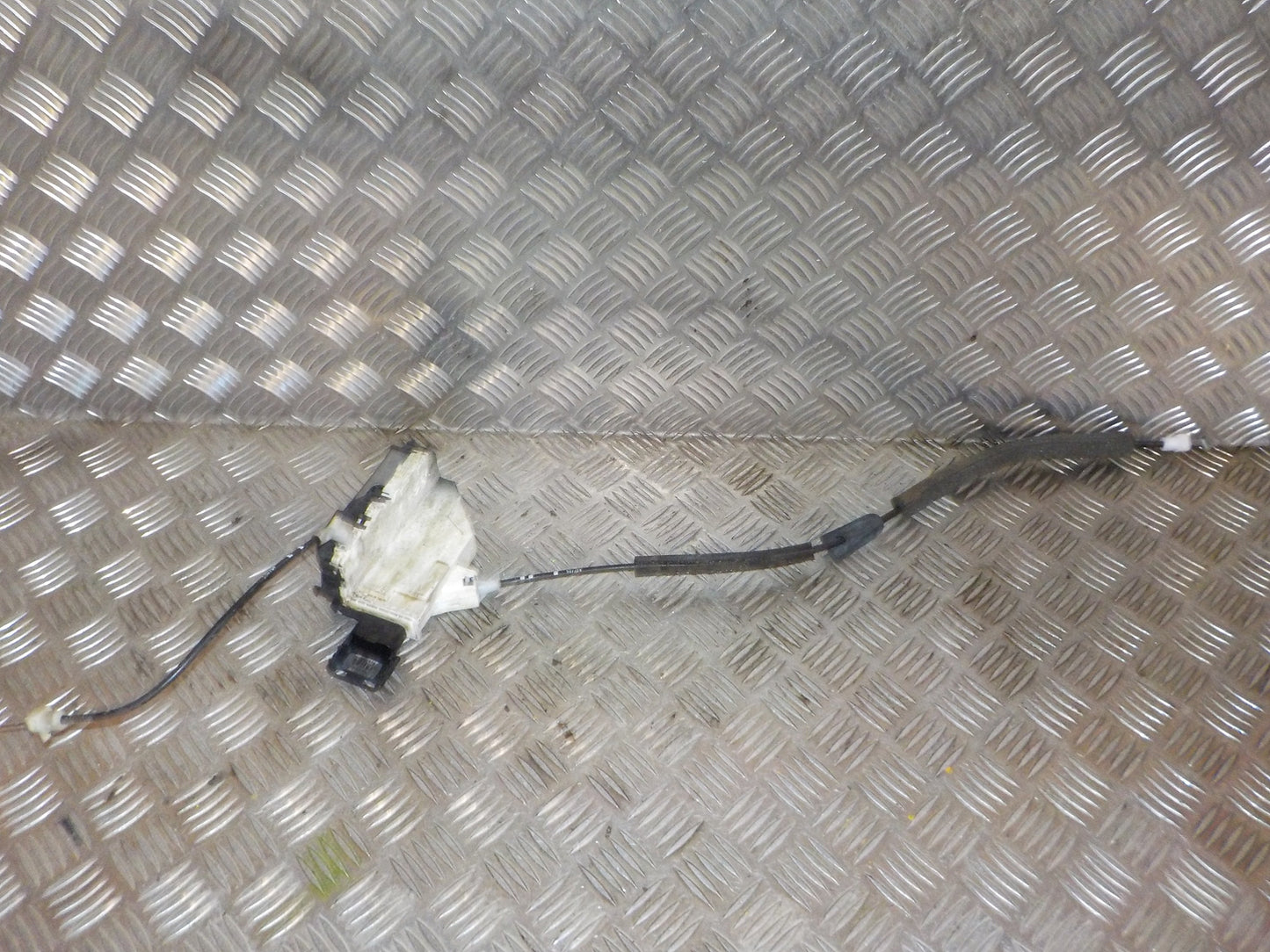 Citroen Berlingo Dørlås Med OEM Nr. 9135EA Fra Citroen Ophugger