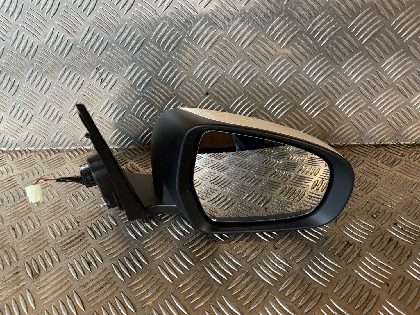Suzuki Vitara Sidespejl Med OEM Nr. 790105RH Fra Suzuki Ophugger