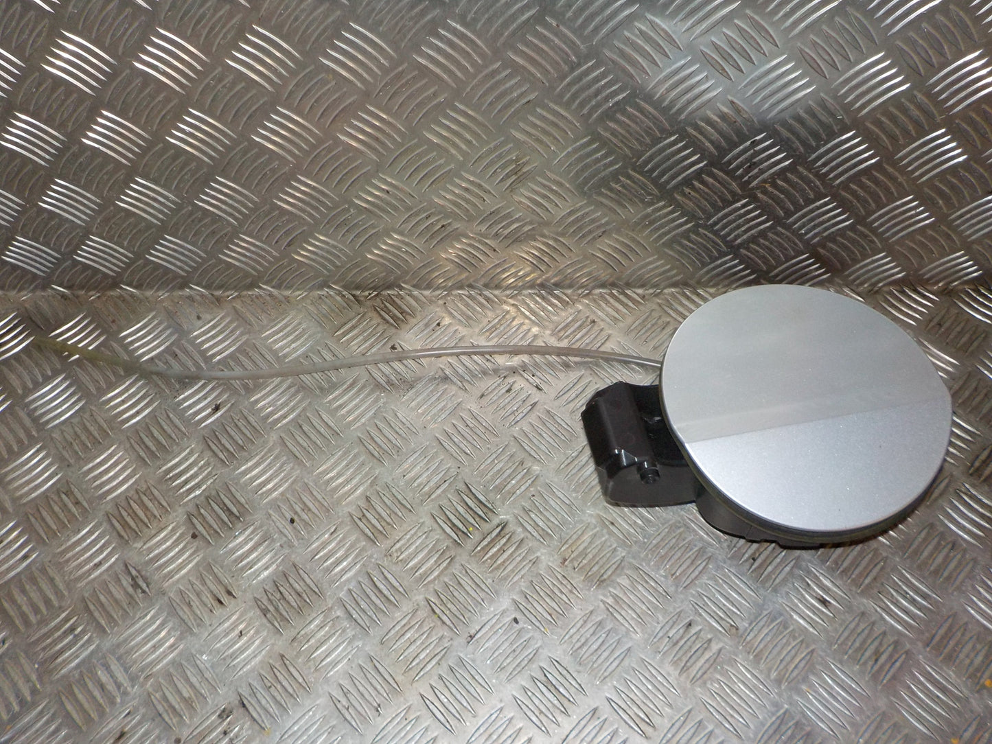 Skoda Fabia Benzinklap / Tankklap Med OEM Nr. 6V9809857 Fra Skoda Ophugger