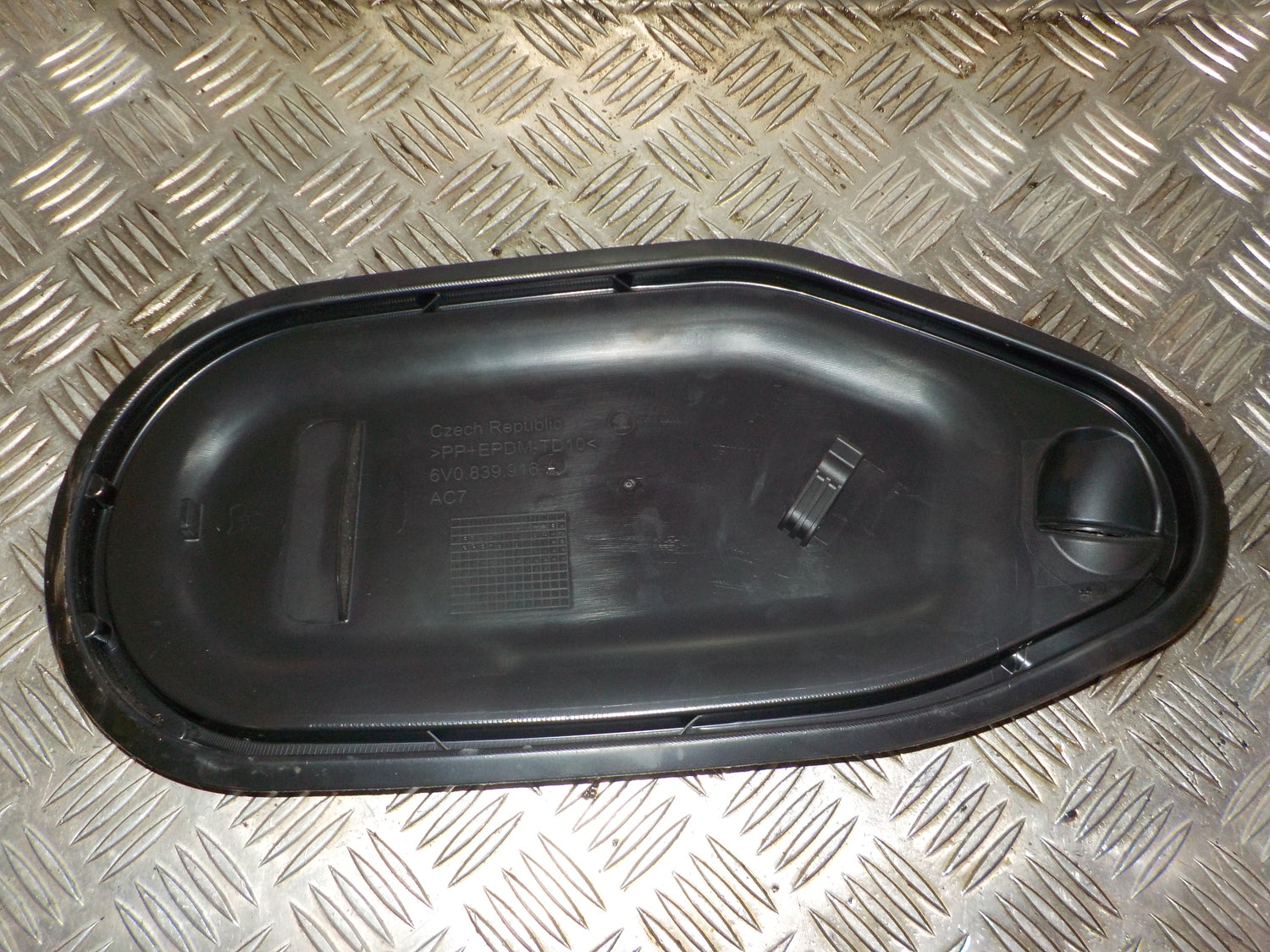 Skoda Fabia Karosseridele Div Med OEM Nr. 6V0839916A Fra Skoda Ophugger