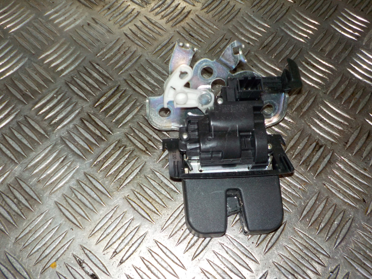 Skoda Fabia Dørlås Med OEM Nr. 8R0827505 Fra Skoda Ophugger