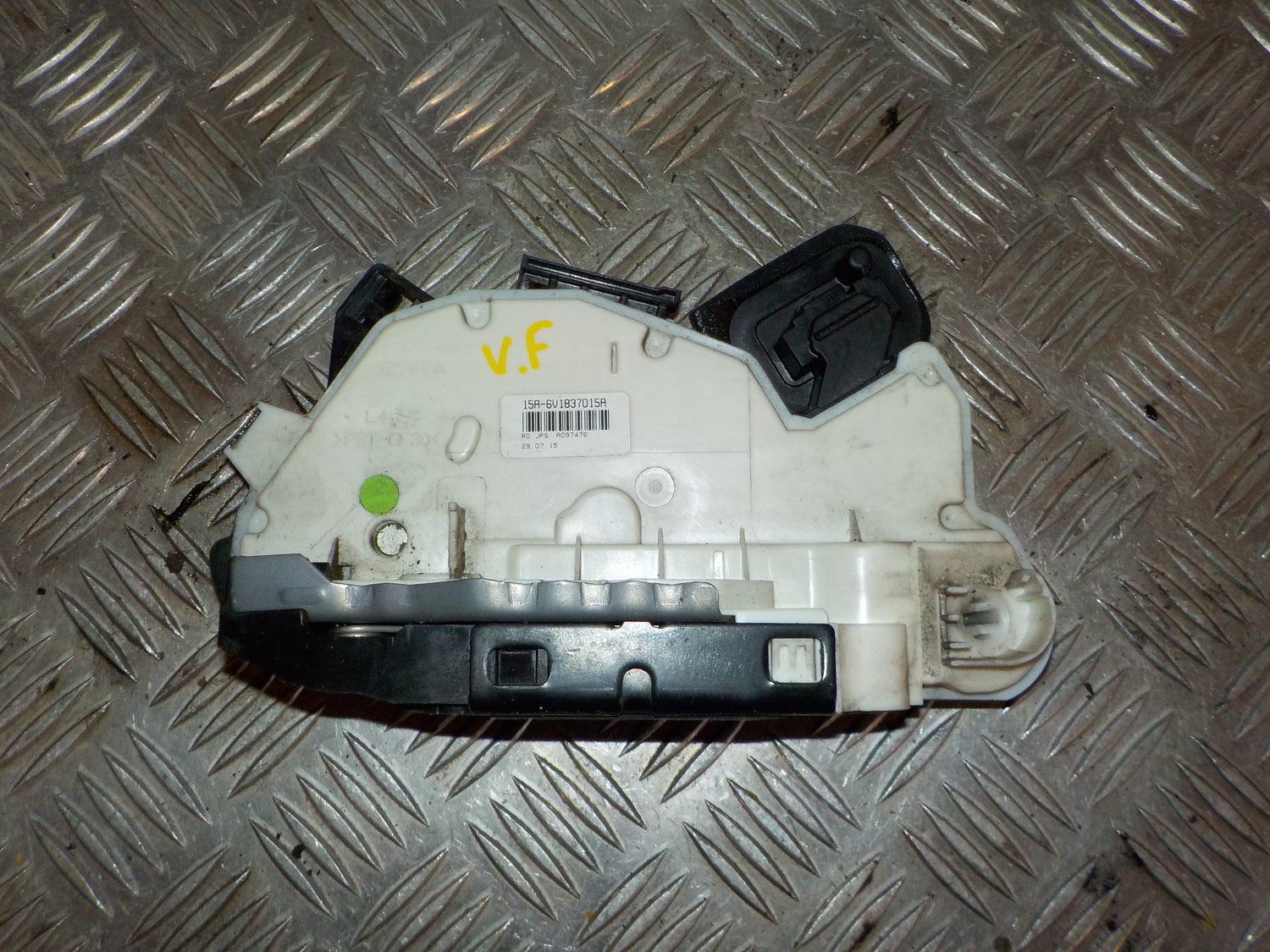 Skoda Fabia Dørlås Med OEM Nr. 6V1837015A Fra Skoda Ophugger