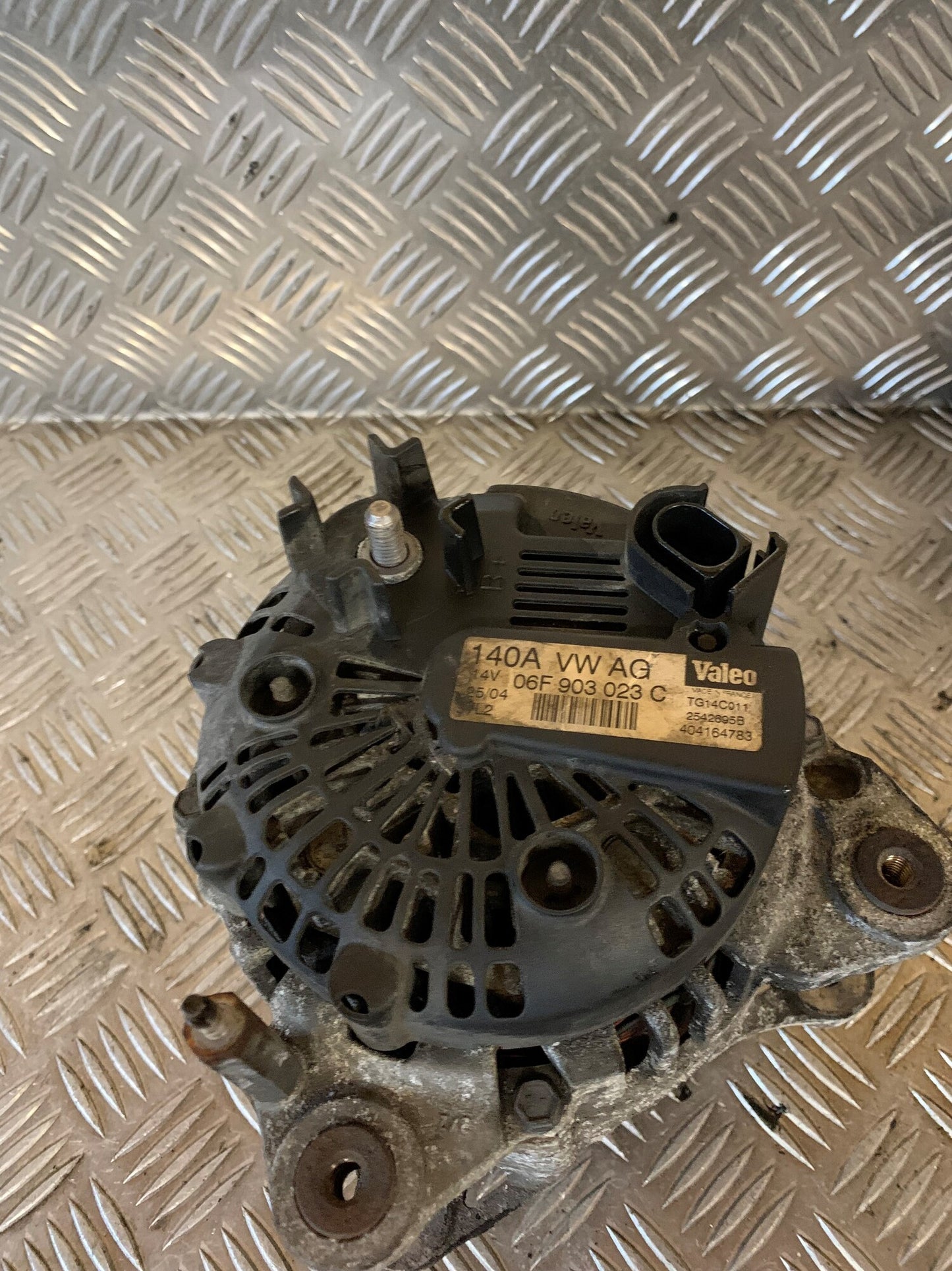 VW Touran 1T GP Generator Med OEM Nr. 06F903023C Fra VW Ophugger