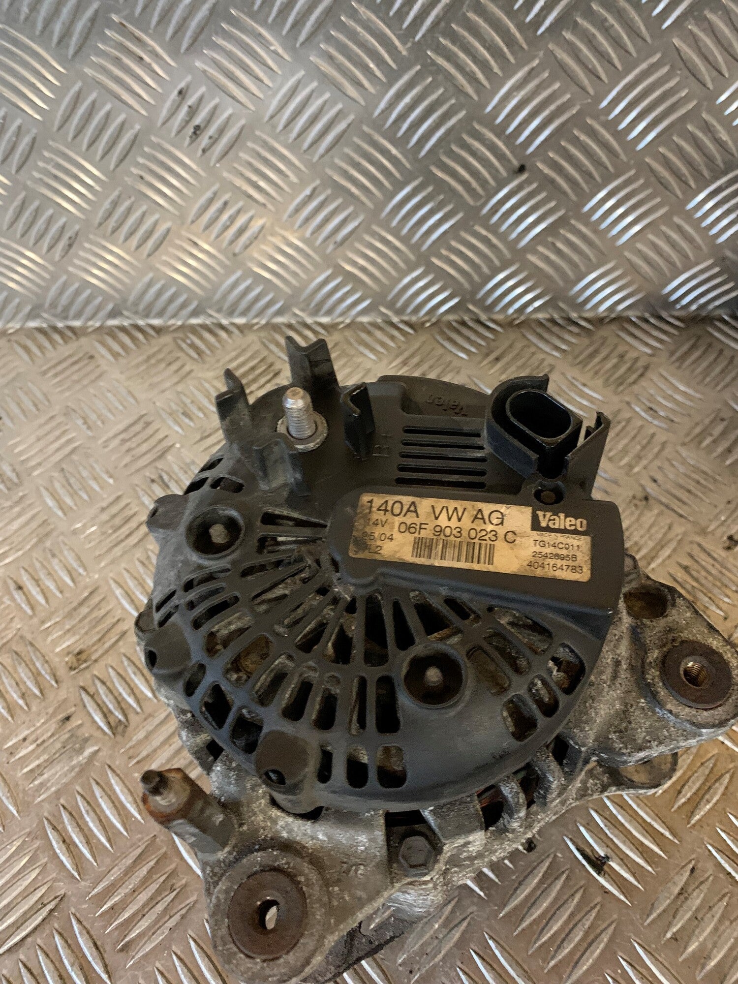 VW Touran 1T GP Generator Med OEM Nr. 06F903023C Fra VW Ophugger