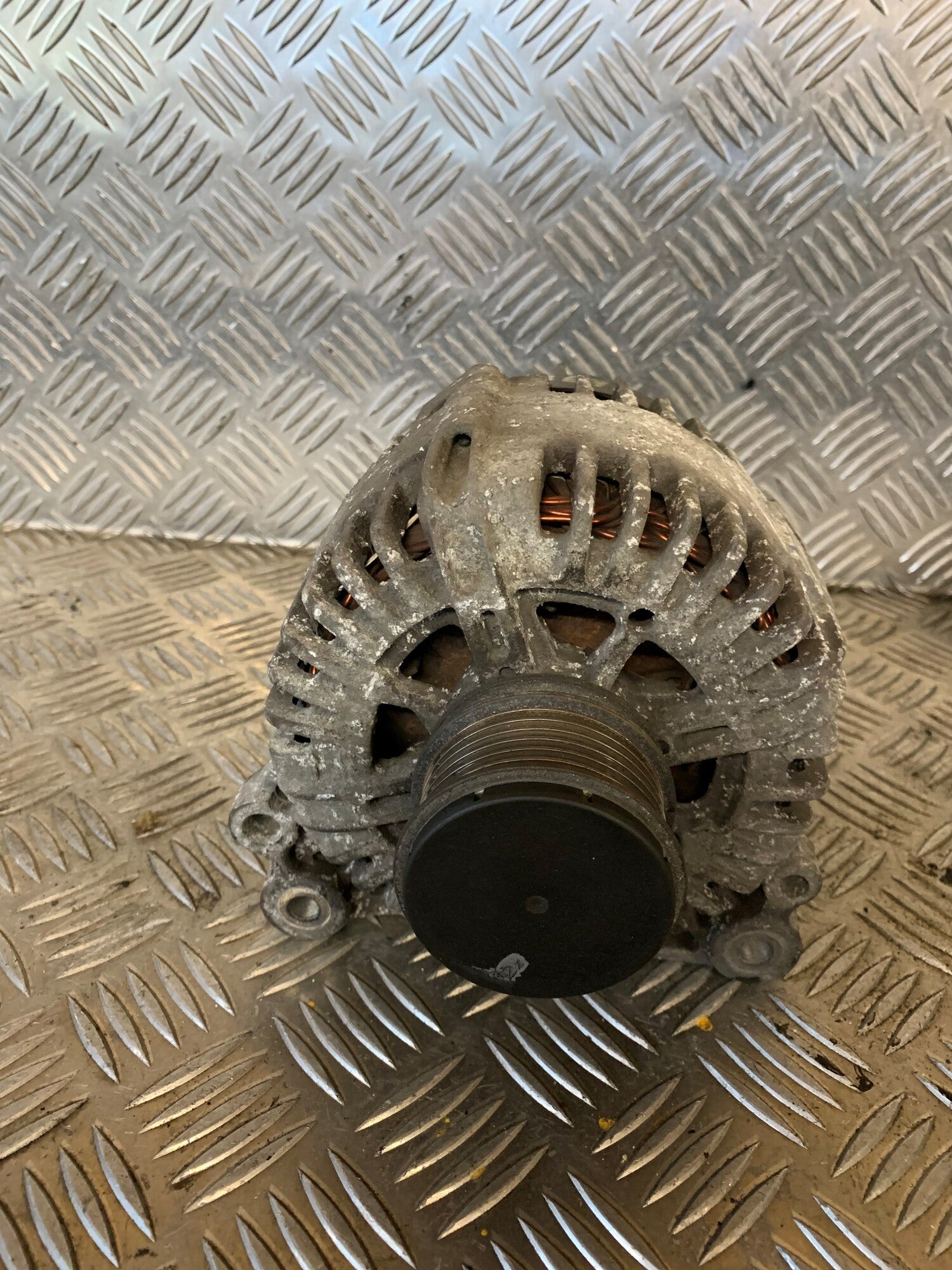VW Touran 1T GP Generator Med OEM Nr. 06F903023C Fra VW Ophugger