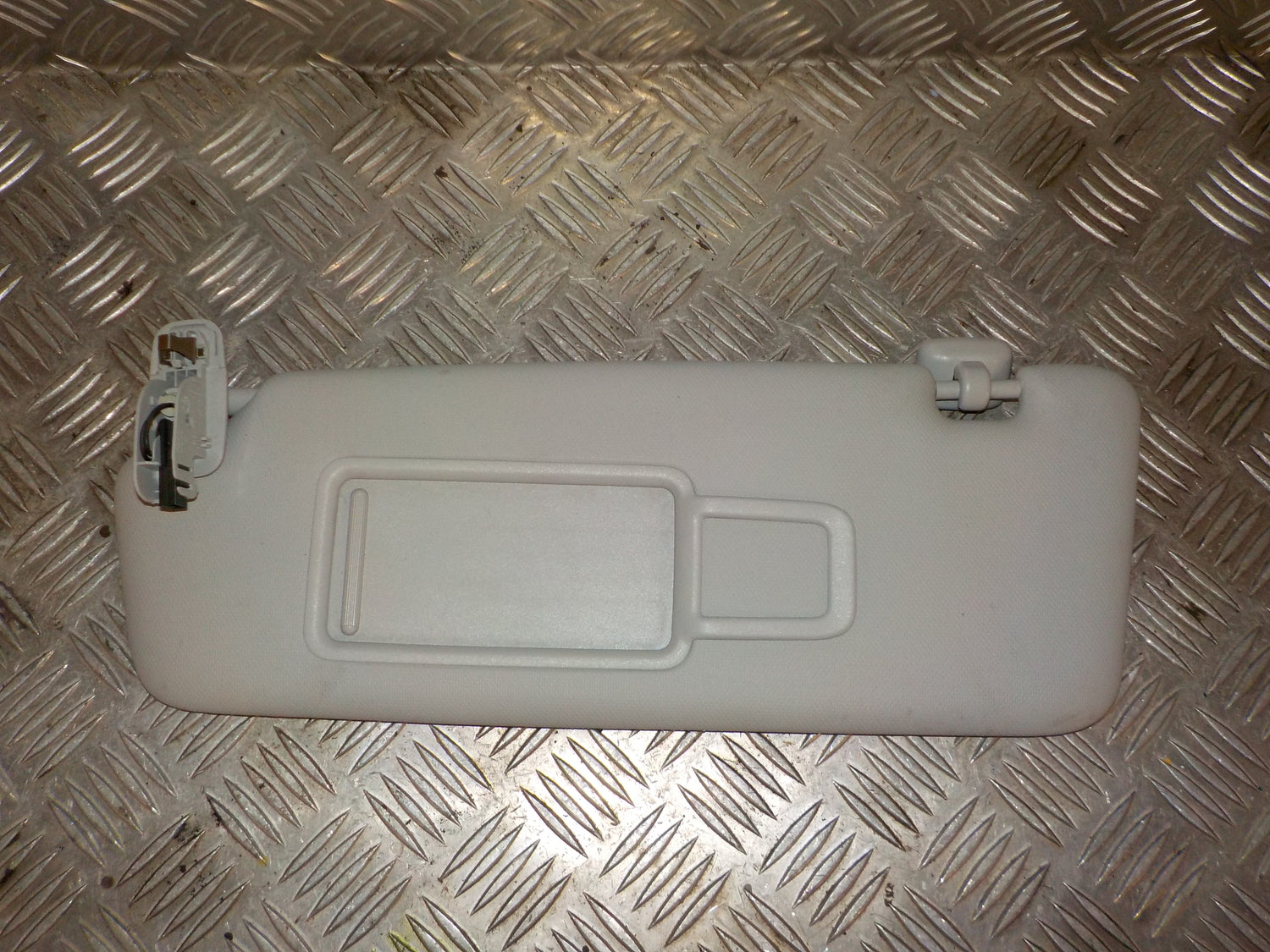 Audi Q3 8U Solskærm Med OEM Nr. 8K0857551 Fra Audi Ophugger