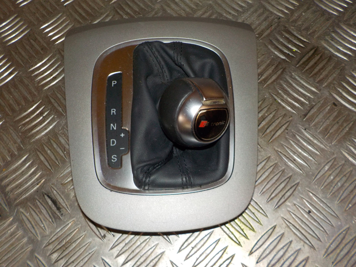 Audi Q3 Gearskifte Med OEM Nr. 8P1713463A Fra Audi Ophugger