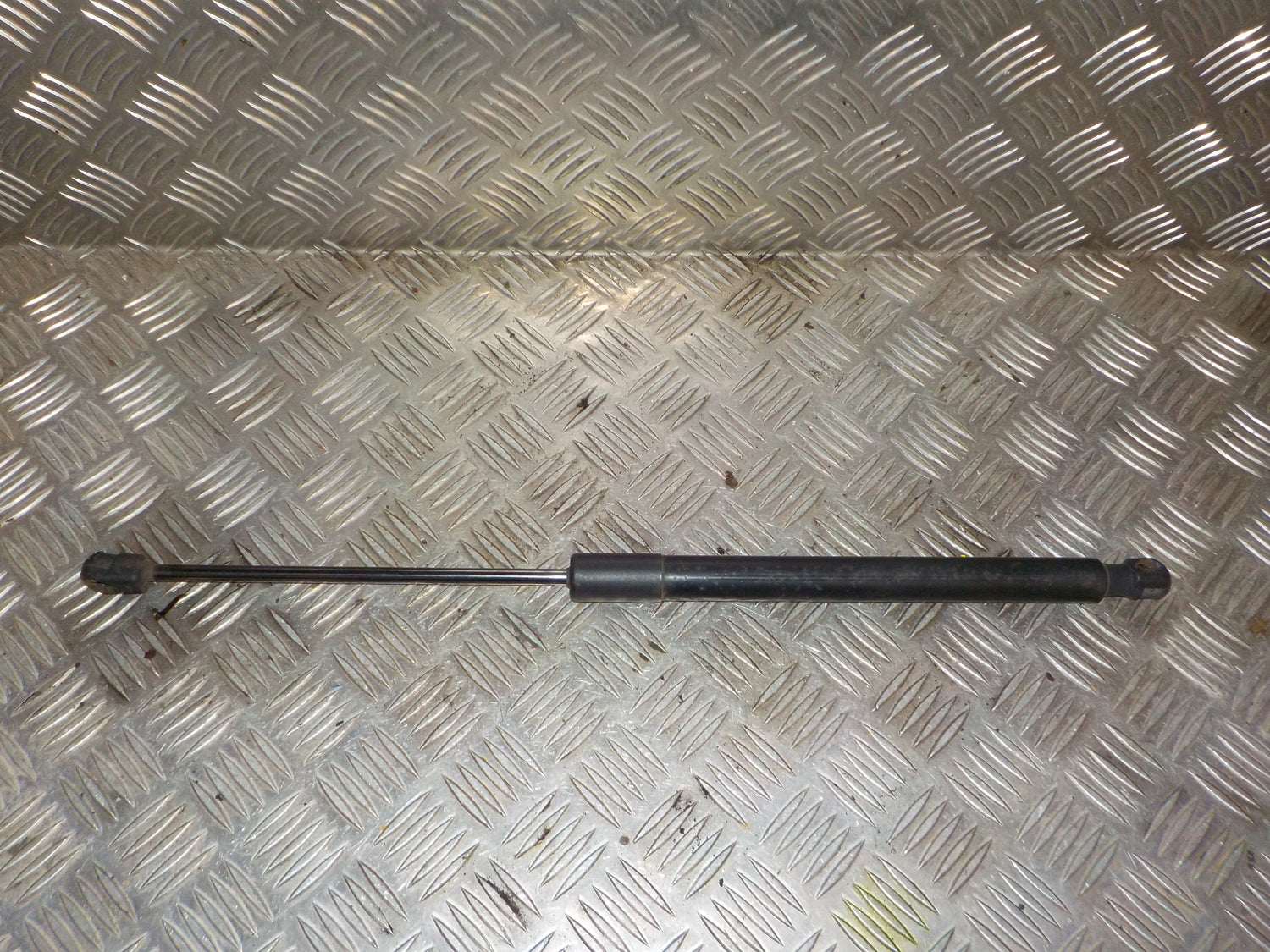 Audi Q3 Bagklapsdæmper Med OEM Nr. 8U0827552A Fra Audi Ophugger