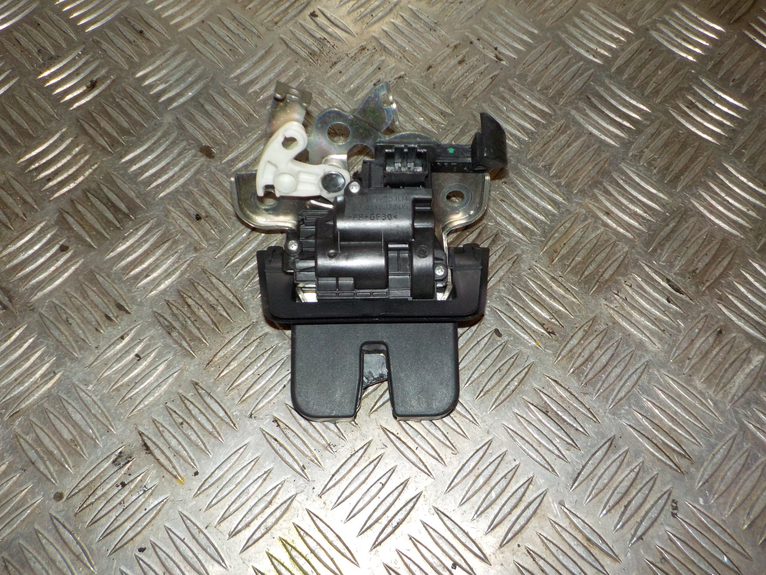 Audi Q3 8U Dørlås Med OEM Nr. 8R0827505 Fra Audi Ophugger