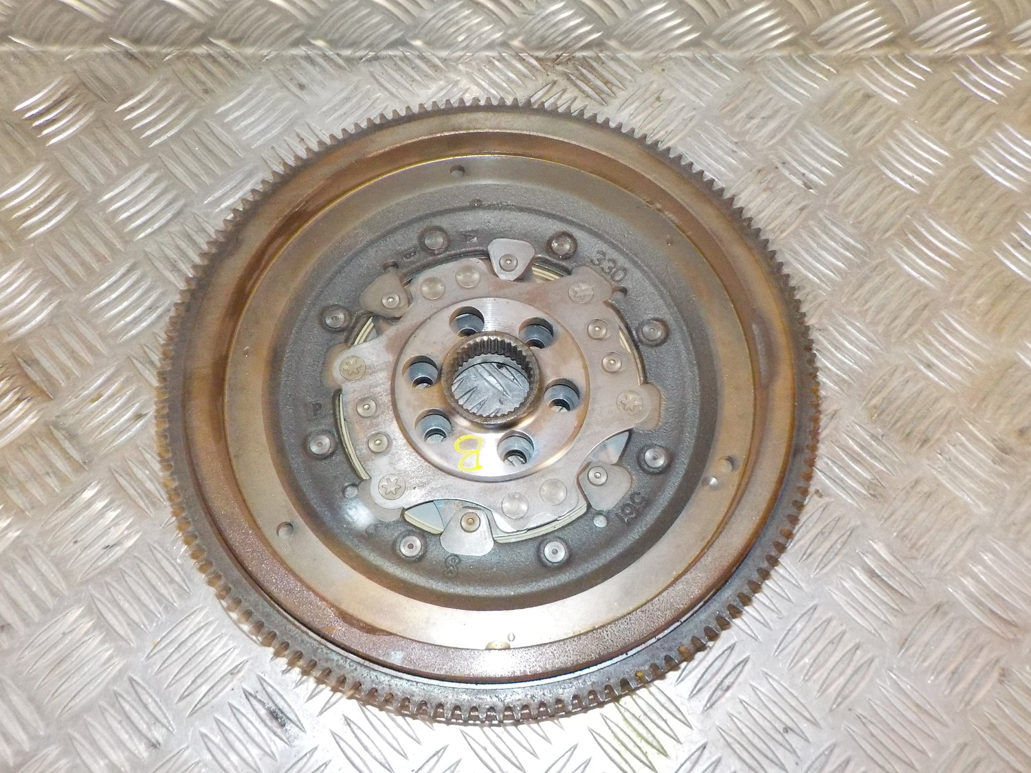 Audi Q3 Svinghjul Med OEM Nr. 03L105266DQ Fra Audi Ophugger