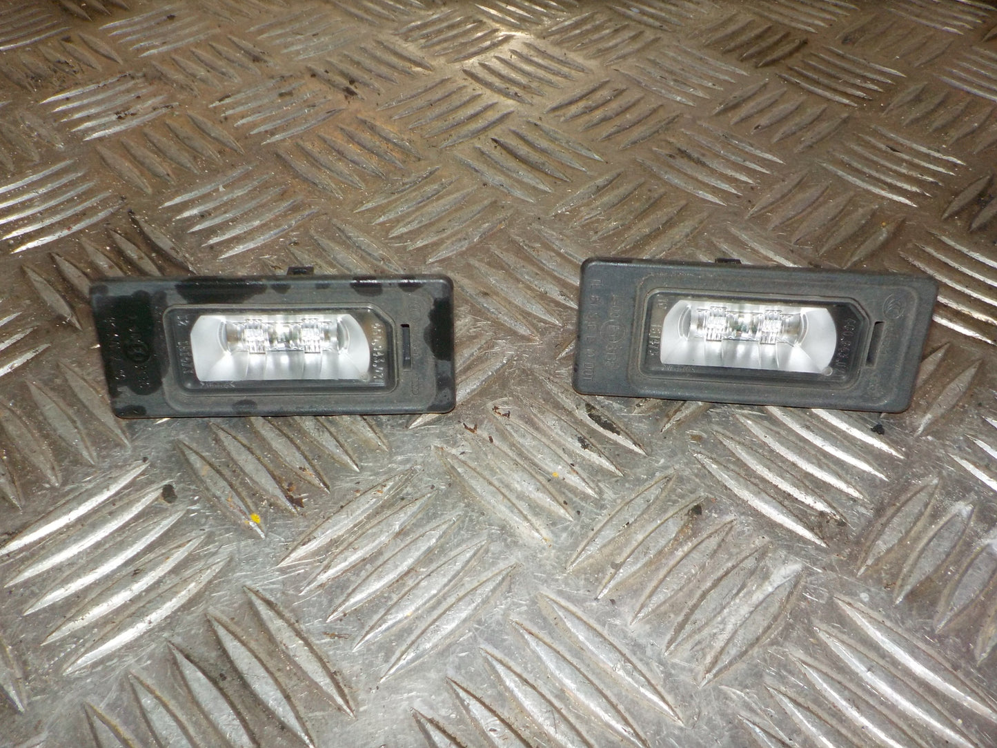 Audi Q3 8U Nummerpladelygte Med OEM Nr. 4G0943021 Fra Audi Ophugger