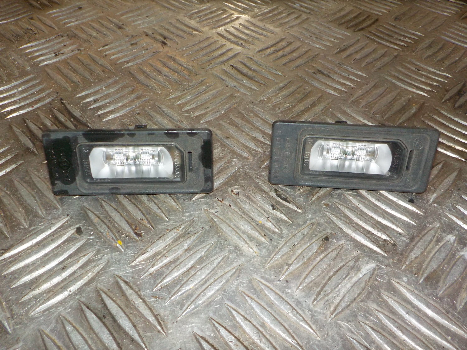 Audi Q3 8U Nummerpladelygte Med OEM Nr. 4G0943021 Fra Audi Ophugger