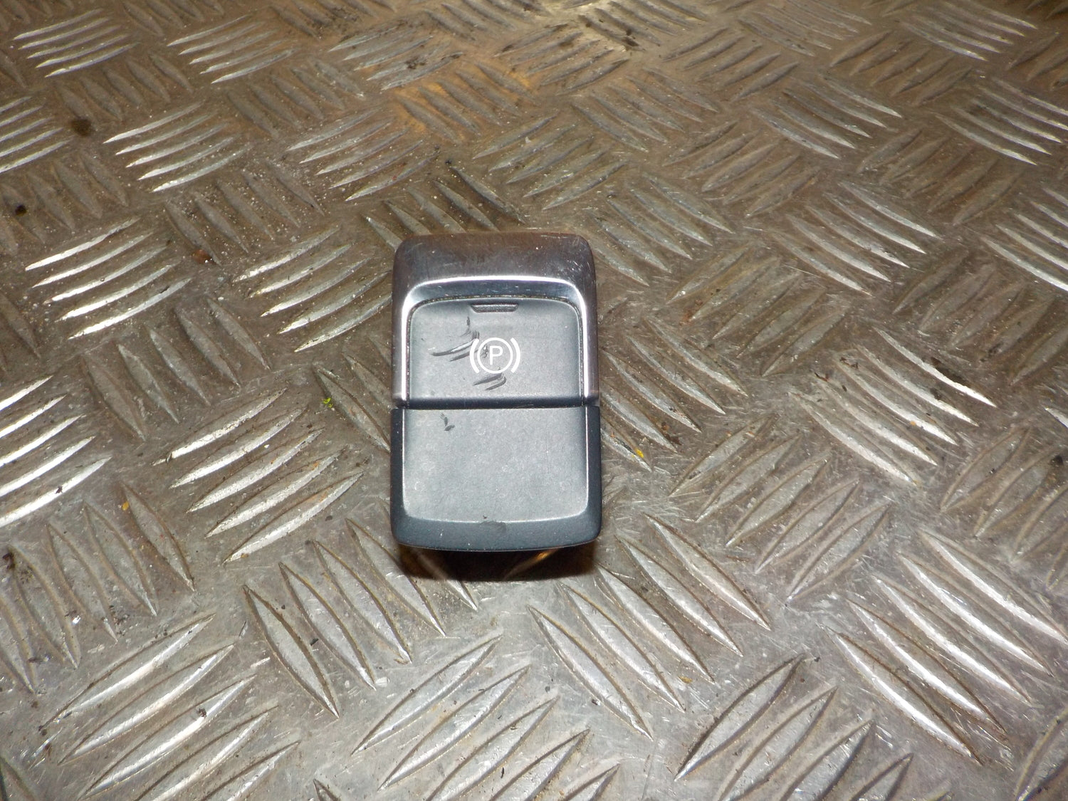 Audi Q3 Håndbremse Med OEM Nr. 8U0927225D Fra Audi Ophugger