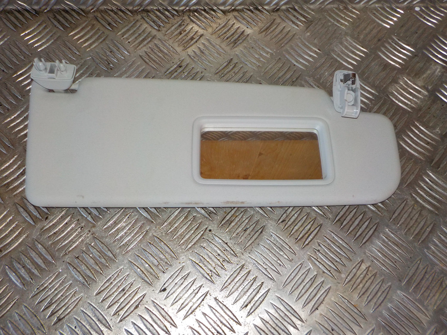 Skoda Citigo Solskærm Med OEM Nr. 6RF857552A Fra Skoda Ophugger