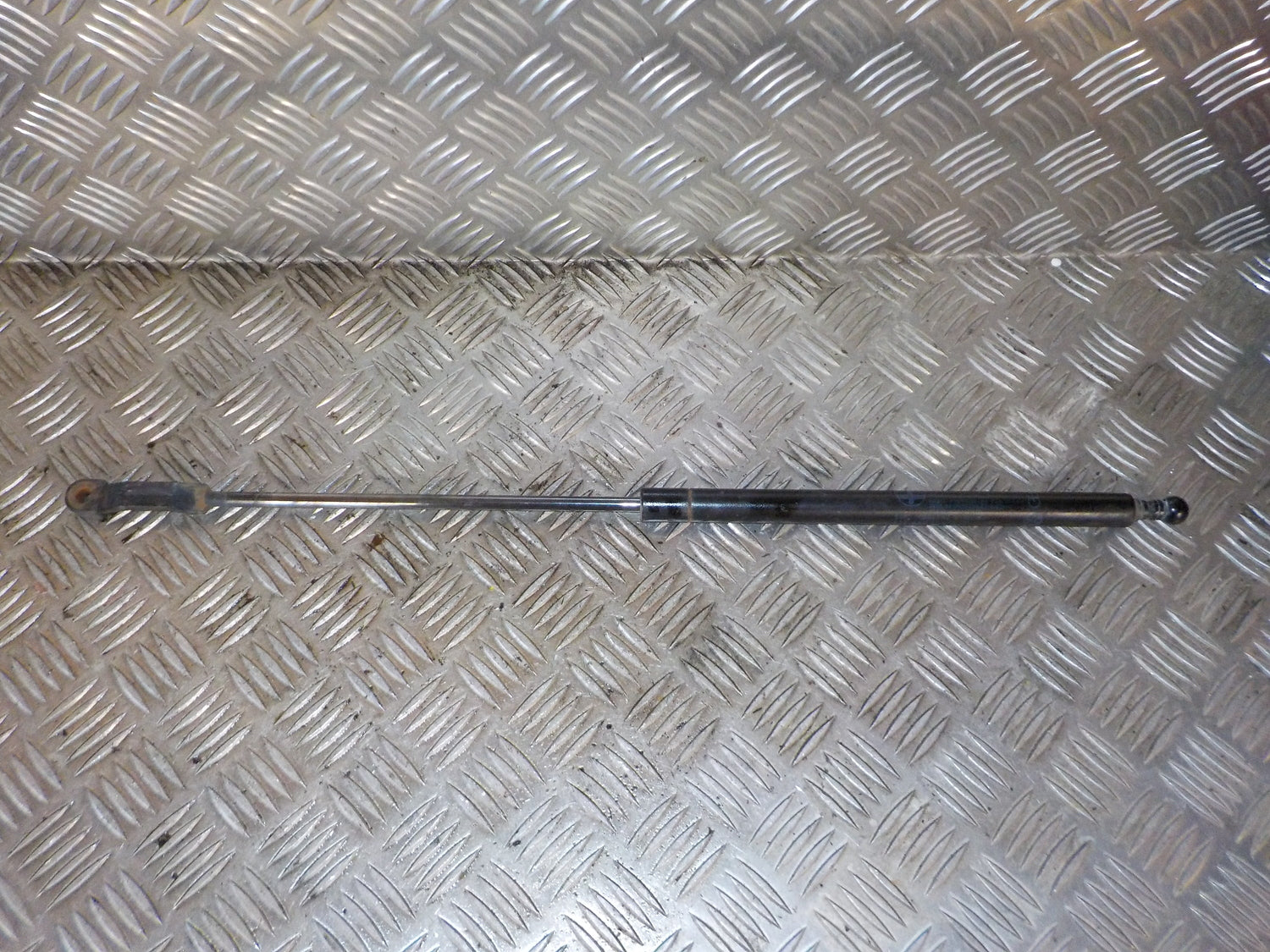 VW Polo Bagklapsdæmper Med OEM Nr. 871827550A Fra VW Ophugger