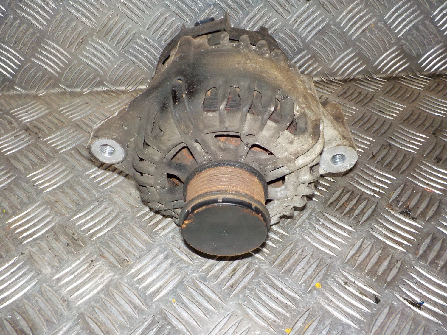 Opel Insignia A Generator Med OEM Nr. 13502581 Fra Opel Ophugger