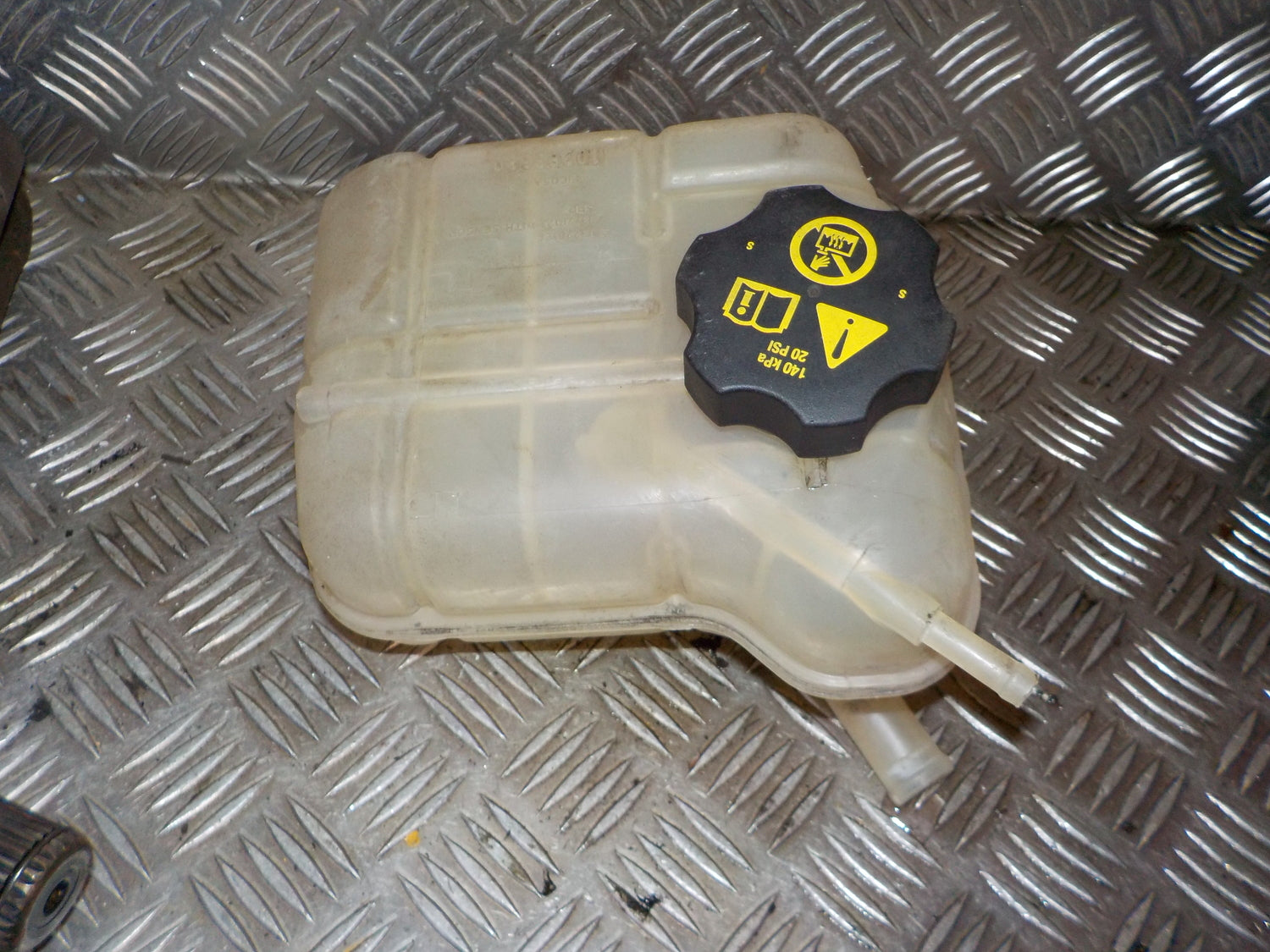 Opel Insignia A Ekspansionsbehold Med OEM Nr. 13220124 Fra Opel Ophugger