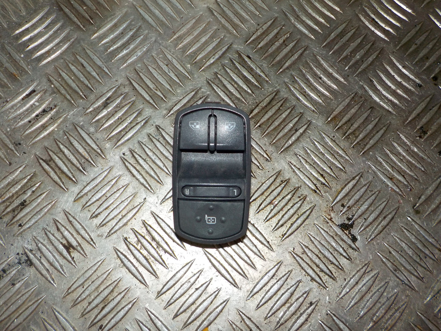 Opel Corsa D Kontakt Rudehejs Med OEM Nr. 13258521AA Fra Opel Ophugger
