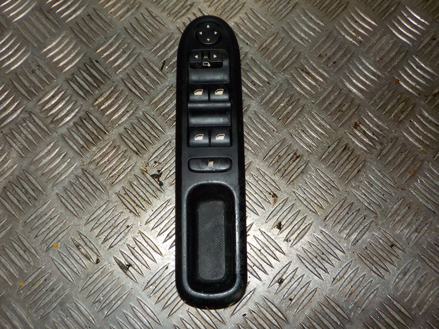 Peugeot 407 Kontakt Rudehejs Med OEM Nr. 96468703XT Fra Peugeot Ophugger