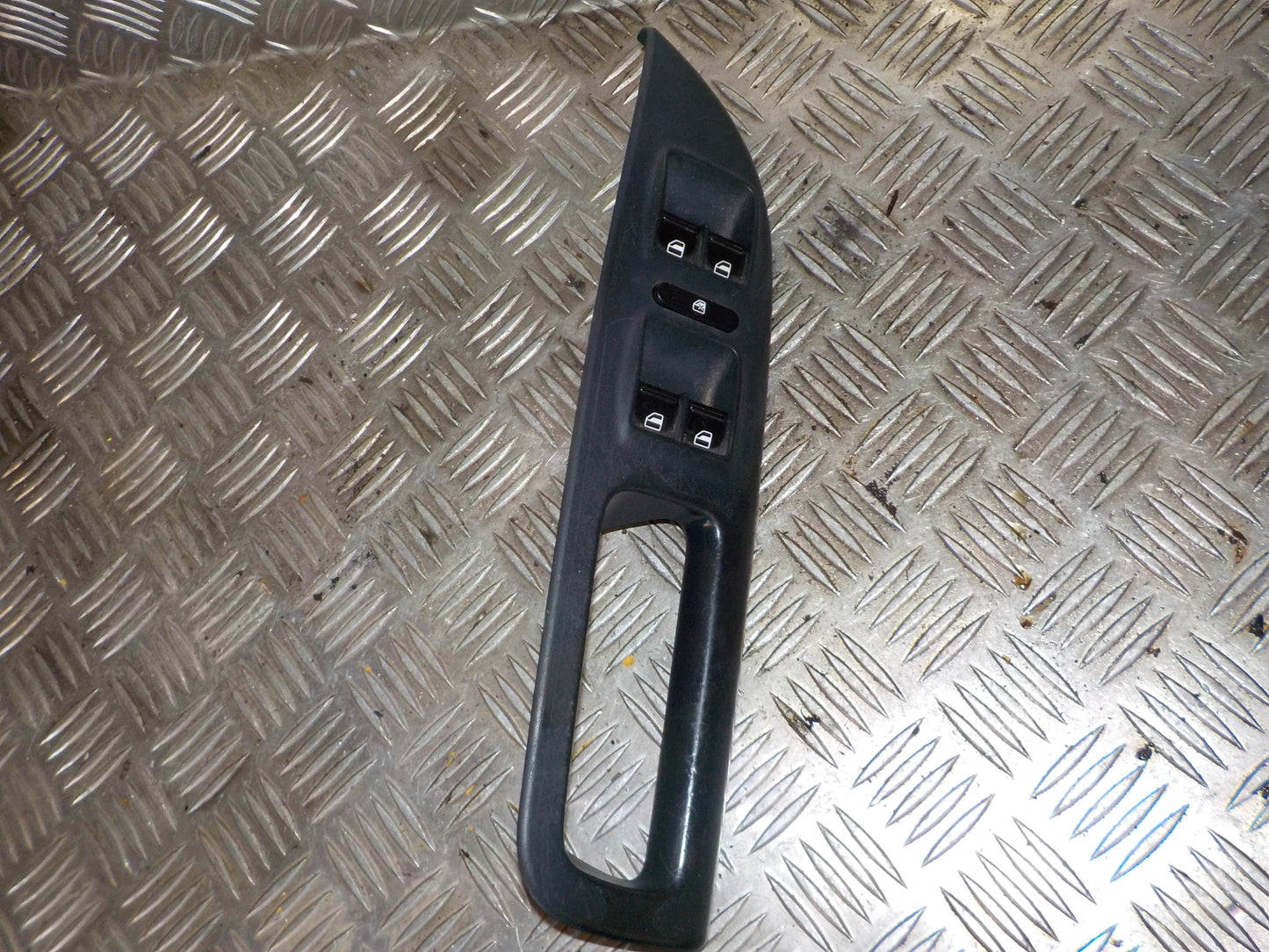 Skoda Octavia Kontakt Rudehejs Med OEM Nr. 1Z0959858B Fra Skoda Ophugger