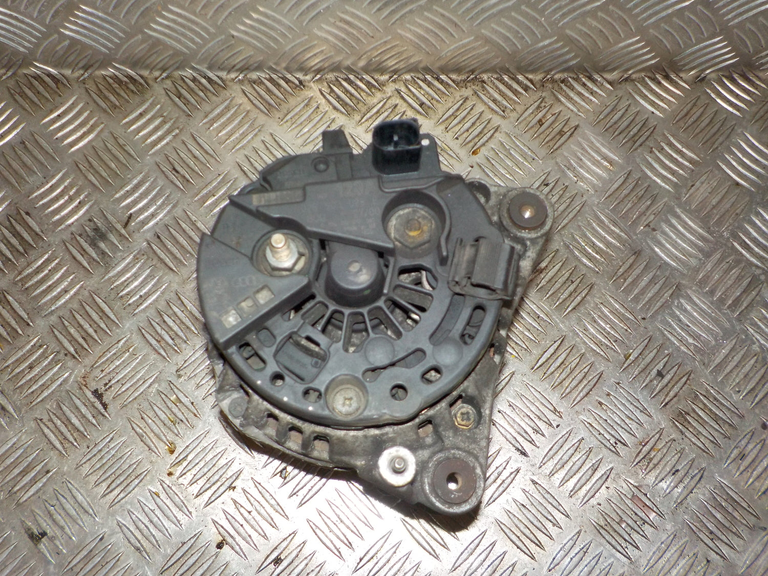 Audi A3 Generator Med OEM Nr. 028903028E Fra Audi Ophugger