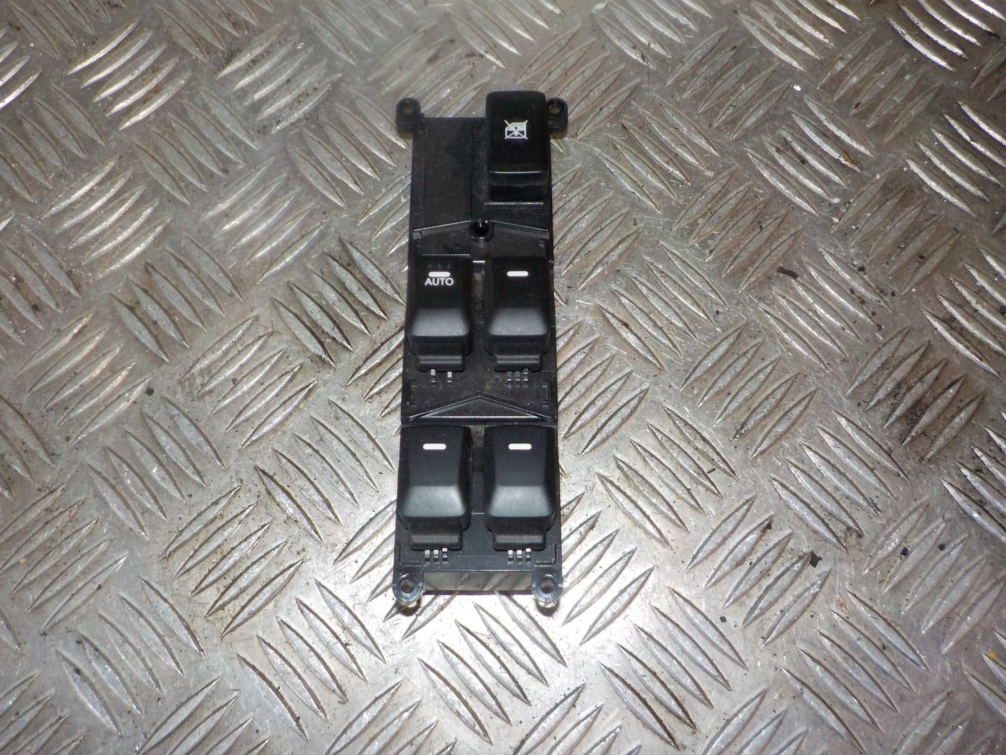 Kia Rio UB Kontakt Rudehejs Med OEM Nr. 935701W130 Fra Kia Ophugger
