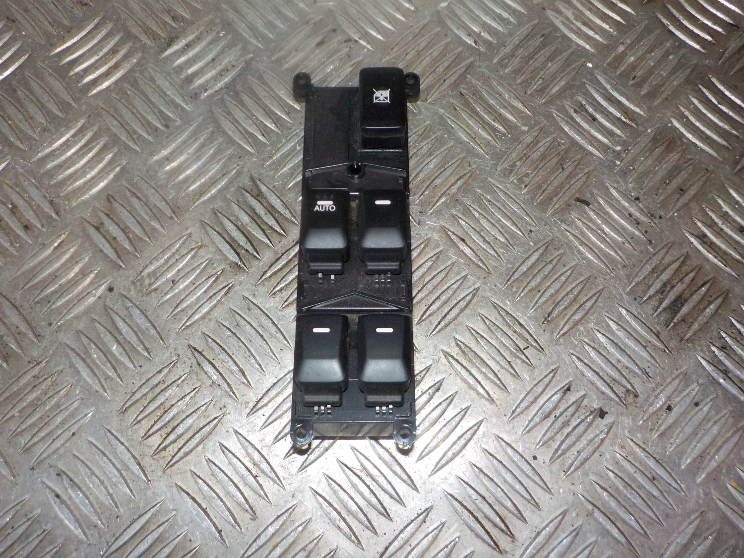 Kia Rio Ub Kontakt Rudehejs Med OEM Nr. 935701W130 Fra Kia Ophugger