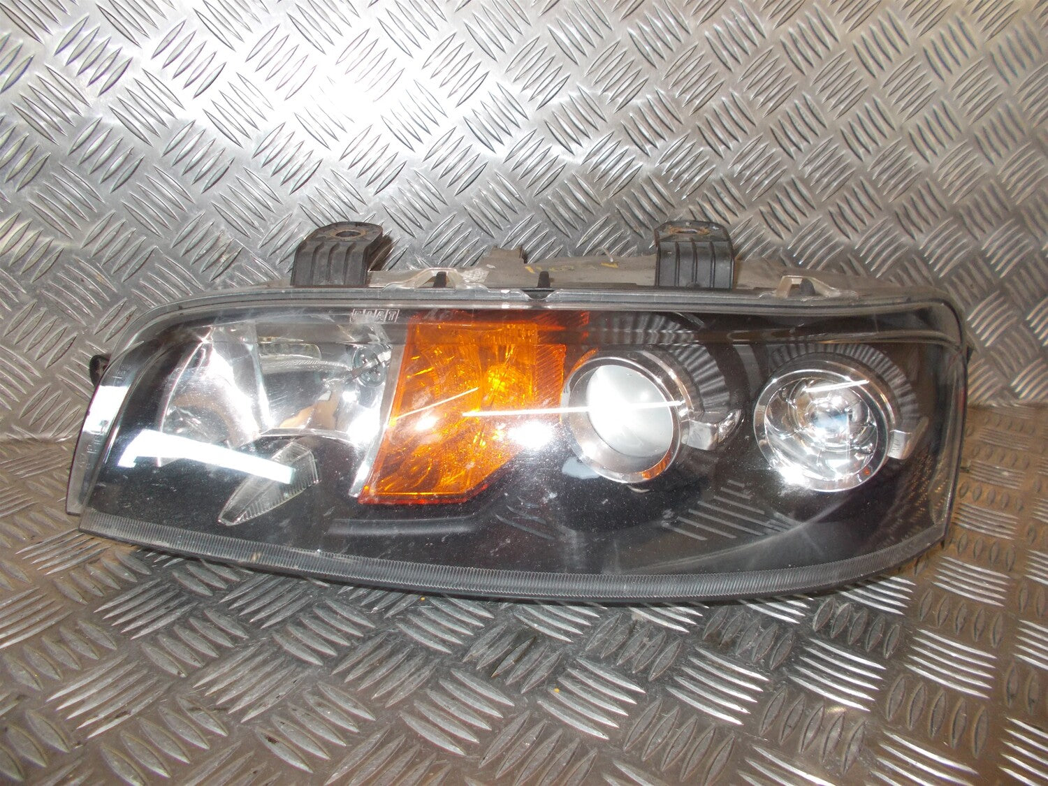 Fiat Punto II Forlygte Med OEM Nr. Ophugger Fra Fiat Ophugger