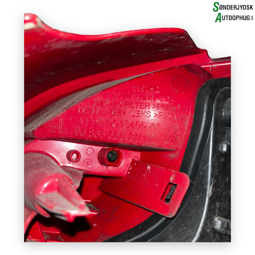 Peugeot 207 Baglygte Med OEM Nr. 6350HQ Fra Peugeot Ophugger