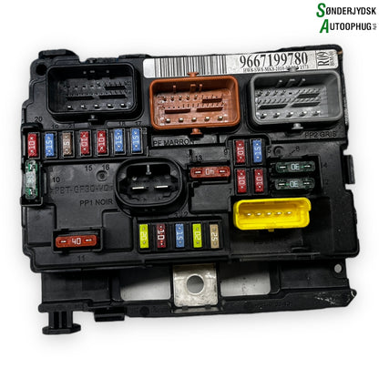 Citroen C3 II Sikringsboks Med OEM Nr. 9667199780 Fra Citroen Ophugger