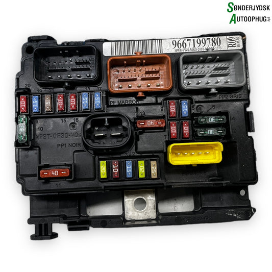 Citroen C3 II Sikringsboks Med OEM Nr. 9667199780 Fra Citroen Ophugger