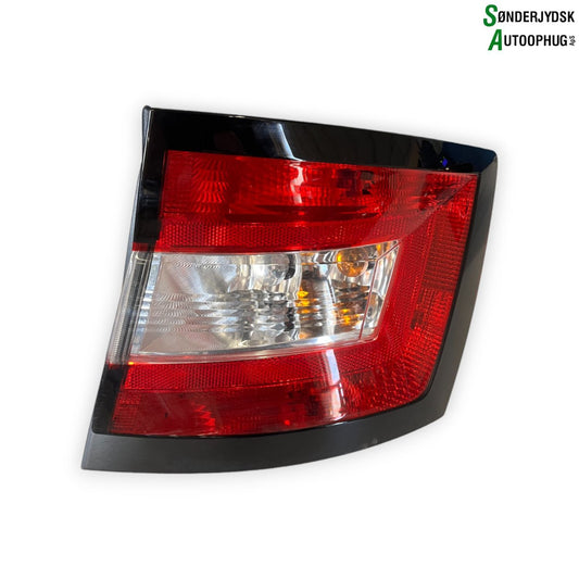 Skoda Fabia Baglygte Med OEM Nr. 6V9945111 Fra Skoda Ophugger