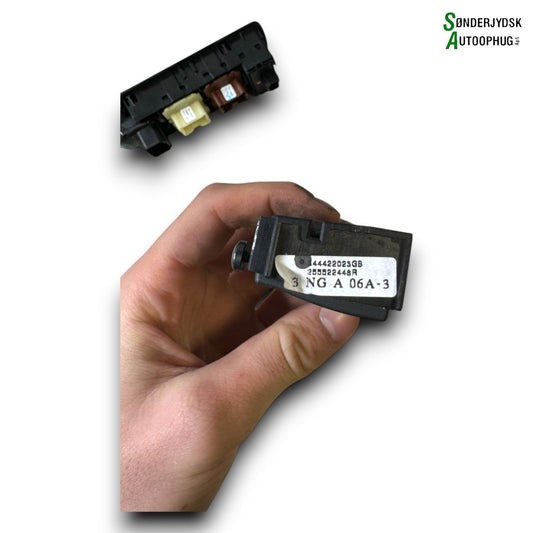 Renault Captur 1 Radio Div. Tilbehør Med OEM Nr. 255522448R Fra Renault Ophugger